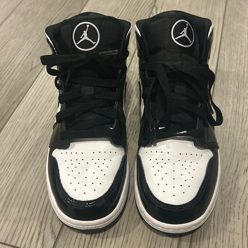 Air Jordons size 5Y. Barely worn